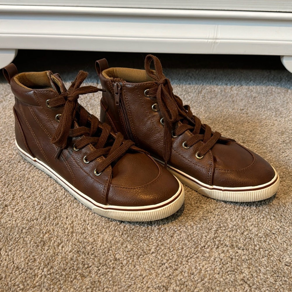 Boys Cat & Jack shoes. Size 5. Great condition!